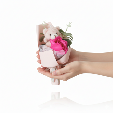 Ramo de oso de peluche con rosa en caja