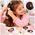 Niña peinando su cabello con colets de figuras kawaii