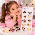 Niña sonriendo junto al set de 10 colets kawaii