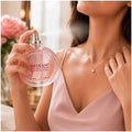 Mujer aplicándose el perfume Indian Collection en el cuello