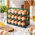 Organizador de huevos verde de 3 niveles con 30 huevos sobre la encimera de la cocina